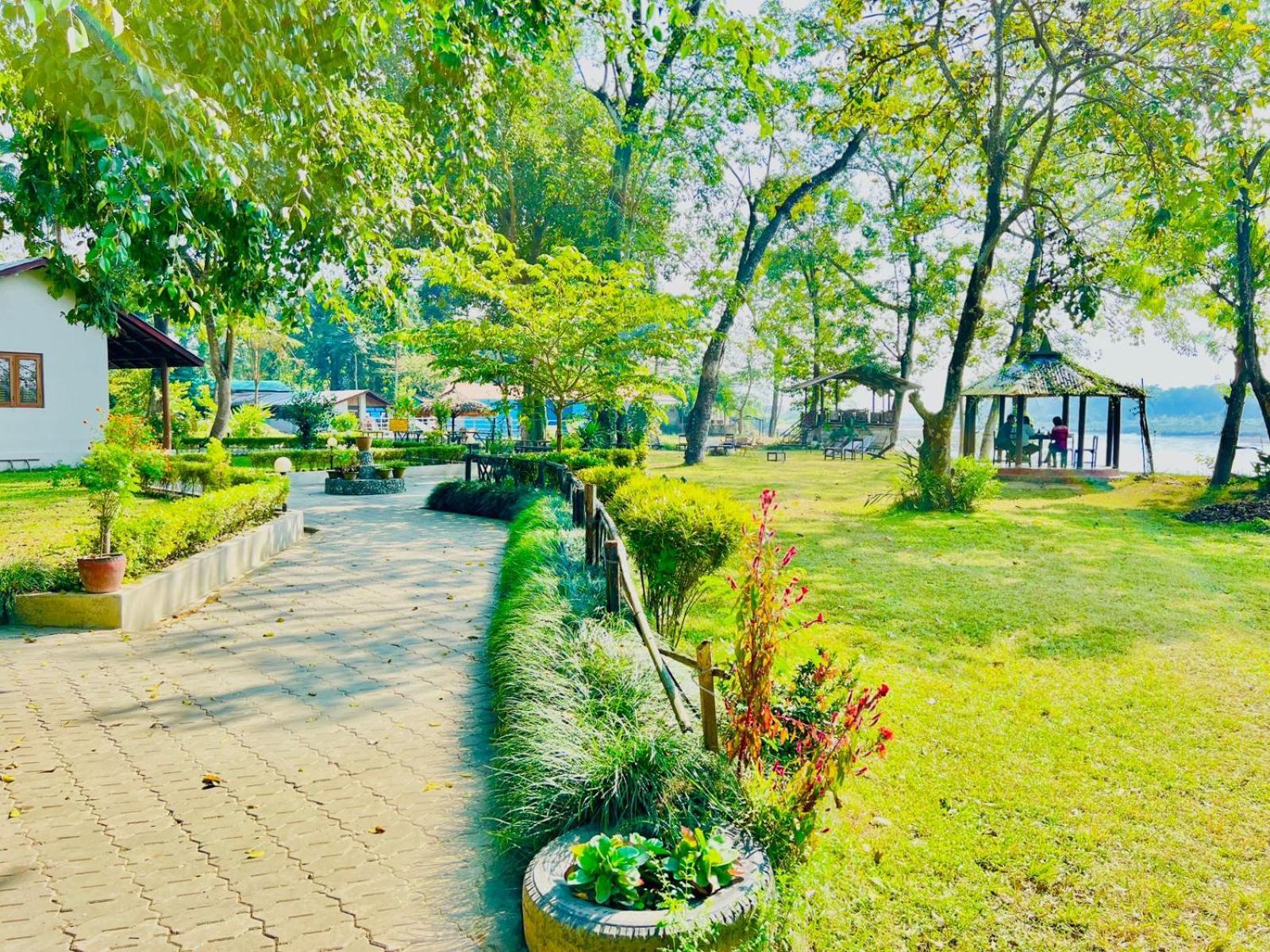 Hotel Hermitage Sauraha Exterior photo