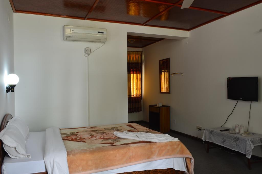 Hotel Hermitage Sauraha Exterior photo